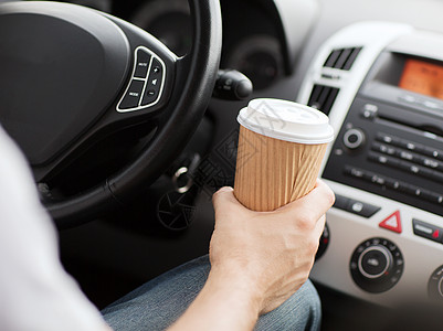 交通车辆男人边喝咖啡边开车图片