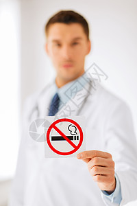 健康医学医院理念男医生手中着禁烟标志图片