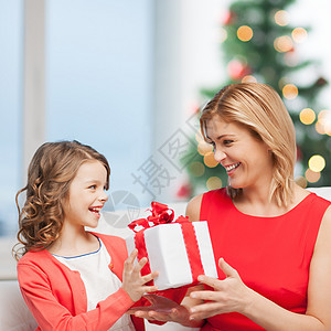 节日,礼物,诞节,诞节的快乐的母亲孩子女孩与礼品盒图片