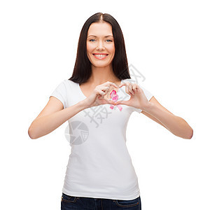 医疗保健医学微笑的女人空白白色T恤与粉红色乳腺癌意识丝带心形图片