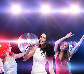 派,新,庆祝,朋友,单身派,生日三个穿着晚礼服的女人跳舞唱歌卡拉OK图片