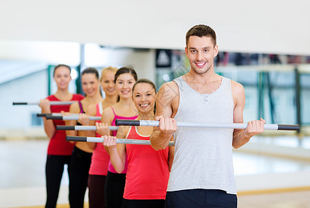 健身,运动,训练,健身房生活方式的群微笑的人健身房里用杠铃锻炼图片