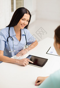 医疗保健,医学技术女医生护士与病人预约平板电脑图片