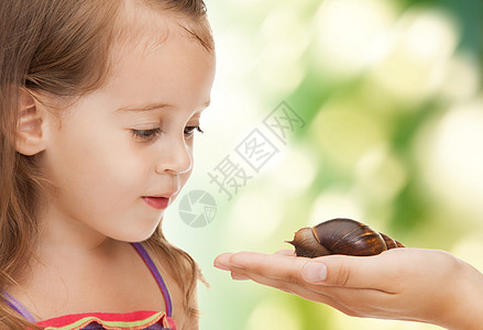 美丽的小女孩蜗牛的明亮照片图片