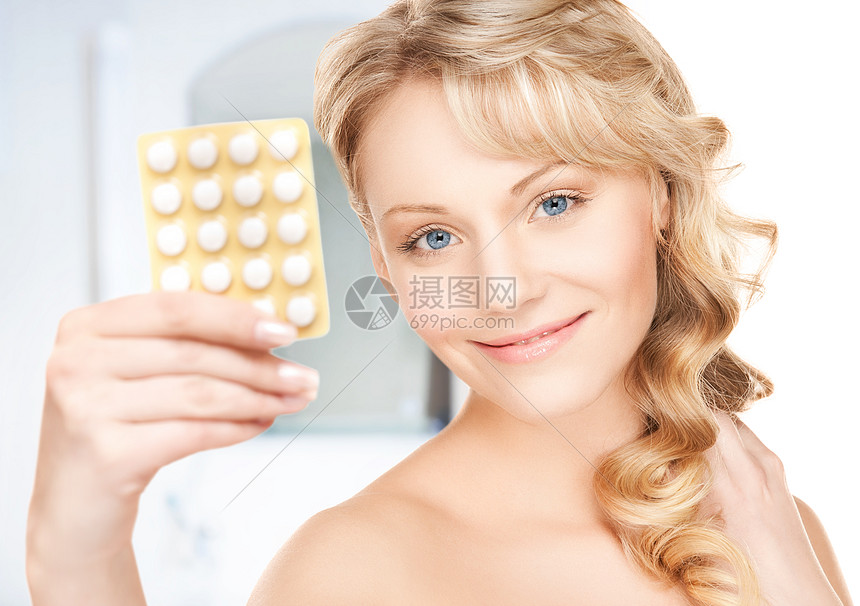 年轻女人手拿药片