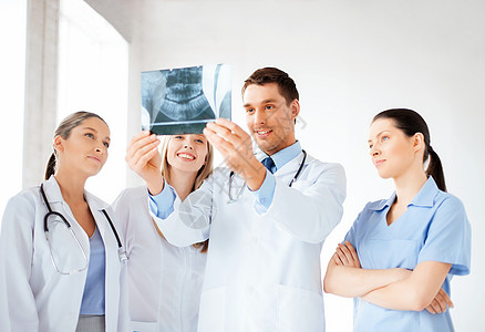 轻的医生小看X光的照片图片素材