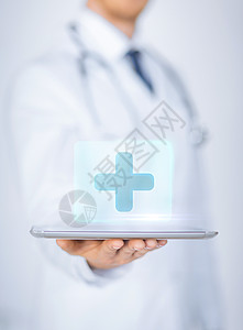 男医生持平板电脑与医疗应用程序图片