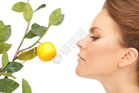 可爱的女人柠檬树枝的照片图片