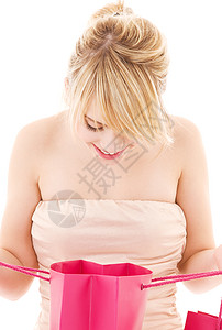 带粉红色购物袋的快乐少女背景图片