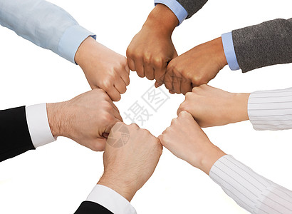 商业队合作商人手握拳头圆圈中的特写图片