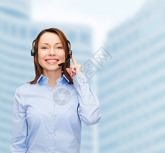 商业,技术呼叫中心友好的女帮助热线运营商与耳机图片