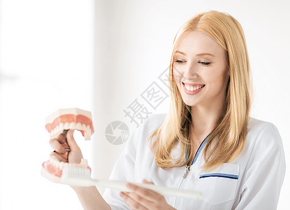 微笑的女医生大嘴牙刷图片