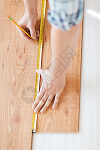 修理,建筑家庭男手测量木地板图片