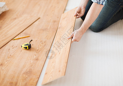 修理,建筑家庭男的手插入木地板背景图片