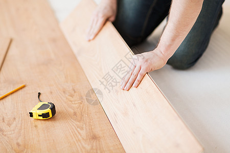 修理,建筑家庭男的手插入木地板图片