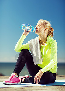 健身生活方式妇女户外运动后饮水图片