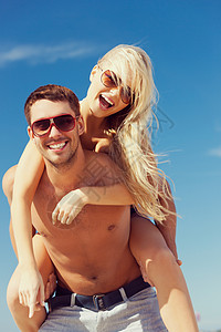 幸福夫妇海滩上玩得开心的照片图片