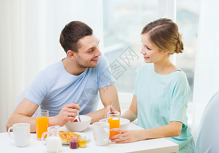 食物,家,夫妇幸福的微笑的夫妇家里吃早餐高清图片