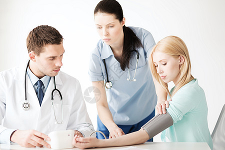 医疗保健医疗医生护士与病人测量血压医院图片