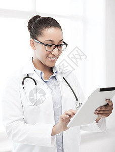医疗保健,医疗技术微笑的非洲女医生与平板电脑医院图片