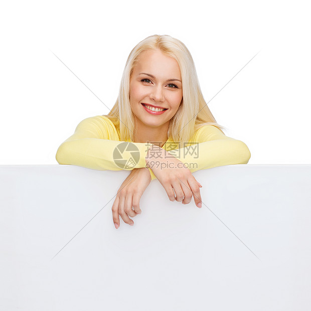 人,广告销售快乐的女人毛衣与空白白板图片