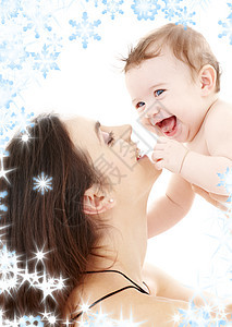 带着婴儿雪花的快乐妈妈的照片图片