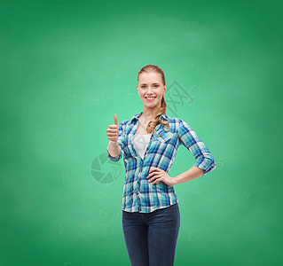 幸福,绅士人的微笑的轻女人穿着休闲服,绿色的木板背景上竖大拇指图片