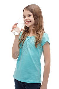 健康美丽的微笑的小女孩与一杯水图片