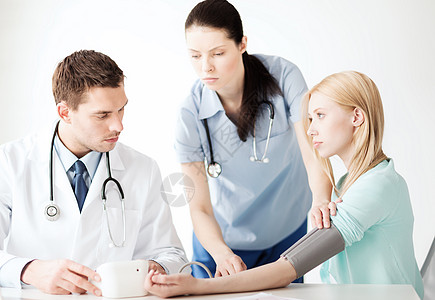 医生和护士给病人测血压图片