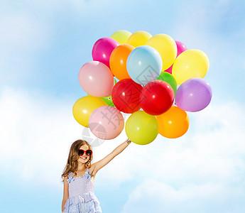 天空气球暑假,庆祝,家庭,孩子人的快乐的女孩与彩色气球背景