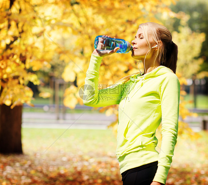 健身生活方式妇女户外运动后饮水图片