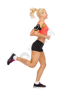 微笑的运动女跑步听音乐智能手机图片