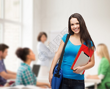 教育,技术人的微笑的学生与袋,文件夹平板电脑站立图片