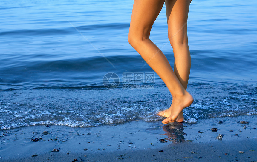 高个子女士水里行走的长腿图片