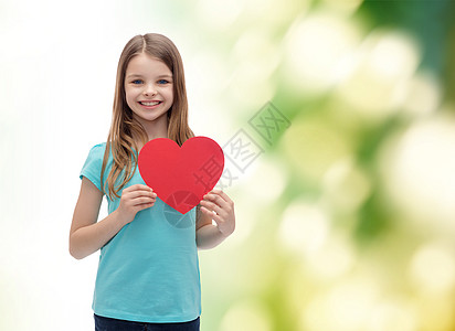 爱,幸福人的微笑的小女孩与红色的心图片