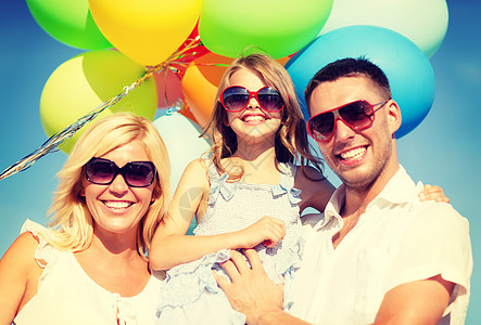 天空气球暑假,庆祝,孩子人的快乐的家庭与彩色气球户外背景