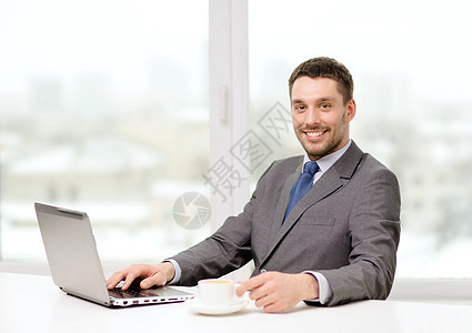 办公室,商业,技术互联网微笑的商人与笔记本电脑咖啡办公室图片