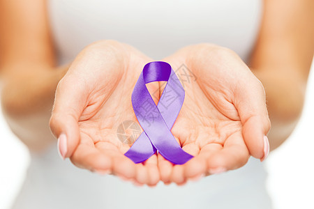 医疗保健社会问题妇女手握紫色意识丝带图片