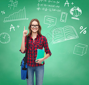 教育幸福人的微笑的学生女孩绿板背景下竖大拇指背景图片