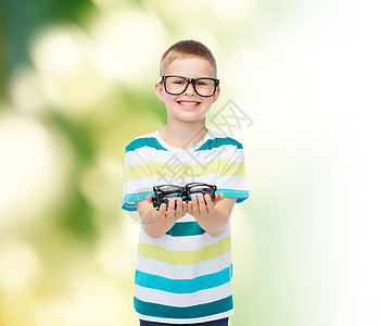 视觉,健康,生态人的微笑的小男孩戴着眼镜,戴着绿色背景的眼镜图片