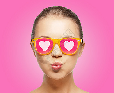 爱,幸福,情人节,部表情人的十几岁的女孩戴着粉红色太阳镜,心里着吻背景图片