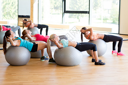 健身,运动,训练生活方式的群微笑的妇女健身房锻炼球图片