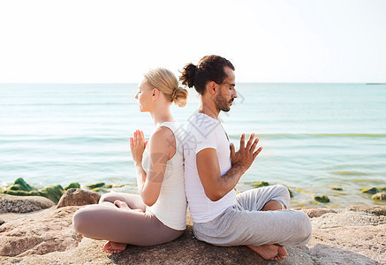 健身,运动,友谊生活方式的微笑夫妇瑜伽练坐户外图片