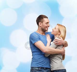 爱家庭观念微笑的夫妇拥抱看着方高清图片