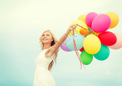 暑假,庆祝生活方式的美丽的女人与彩色气球外图片