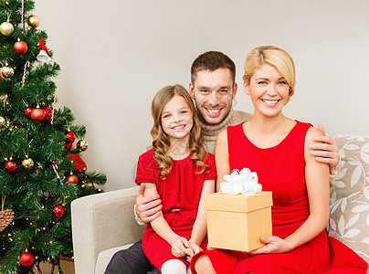 家庭,诞节,幸福人的微笑的家庭家里礼品盒图片