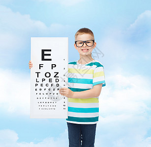 视觉,眼科,儿童人的微笑的小男孩戴着眼镜,多云的天空背景上图片