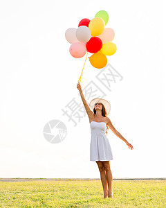 快乐,夏天,假期人们的微笑的轻女人戴着带气球的太阳镜户外图片