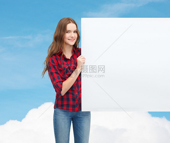 幸福,广告人的微笑的十几岁女孩与白色空白板图片