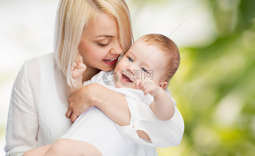家庭,孩子父母的快乐的母亲与微笑的婴儿图片